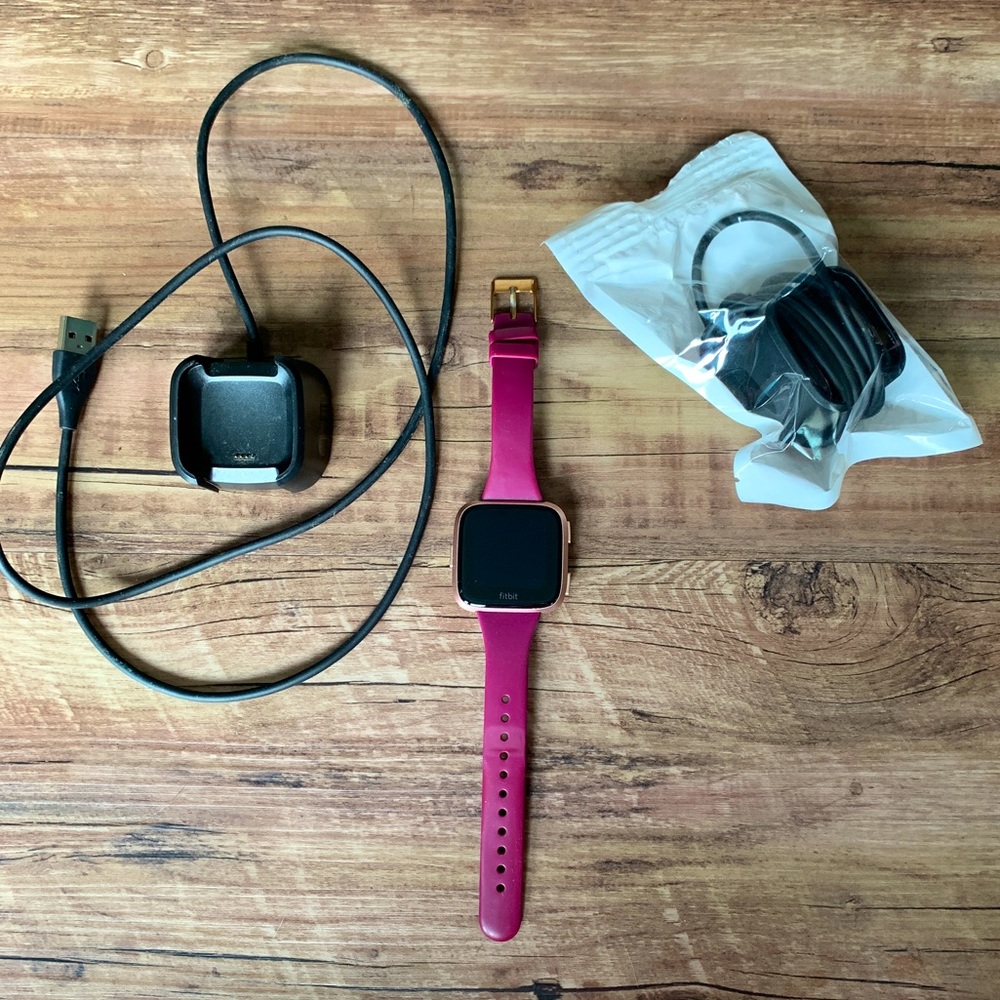 FitBit Versa 1 Rose Gold + Chargers